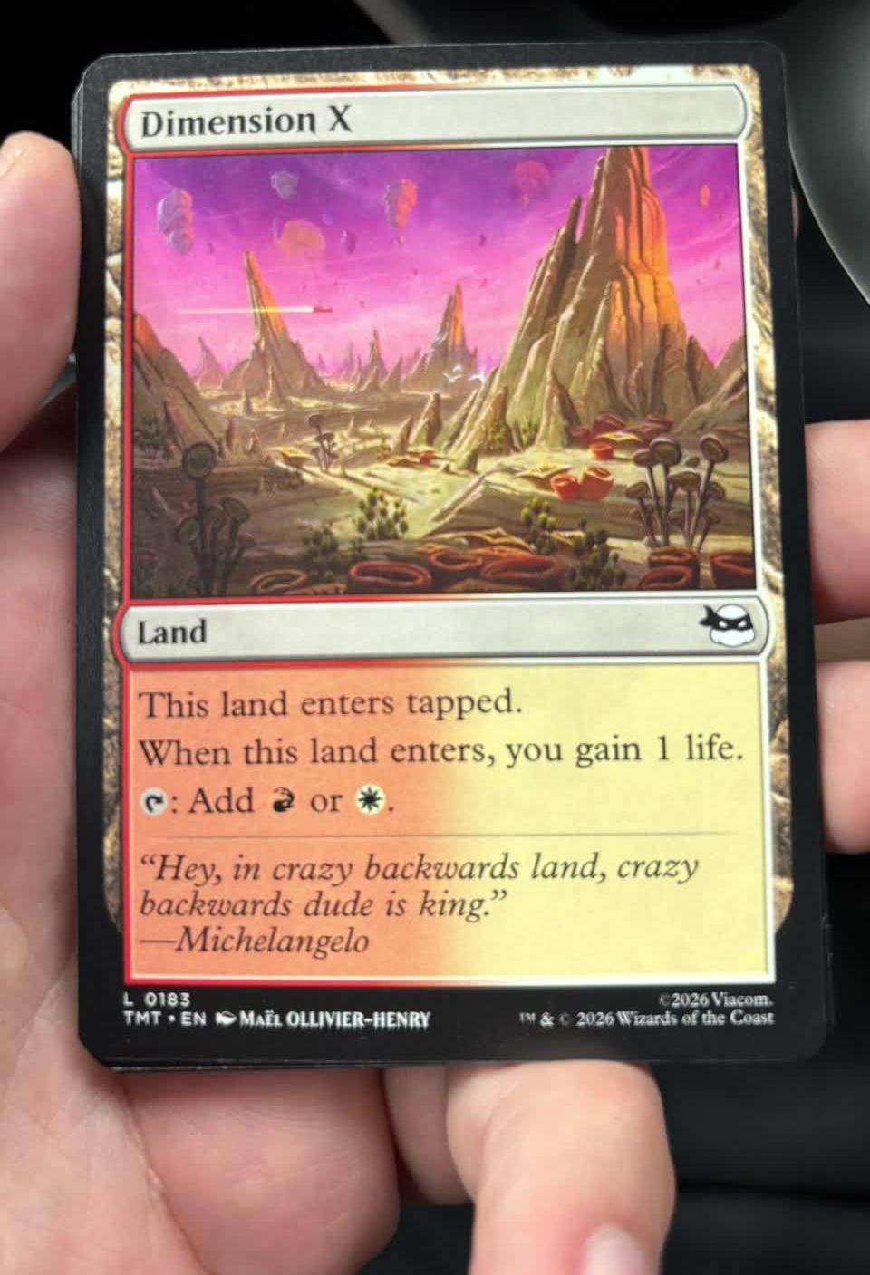 Carta de terreno Dimension X do set Magic: The Gathering Teenage Mutant Ninja Turtles, com ilustração de paisagem roxa alienígena