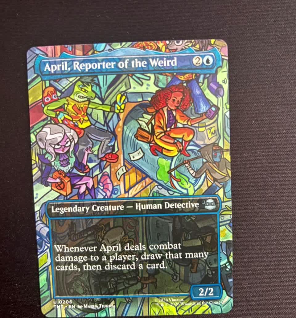 Carta April, Reporter of the Weird em versão extended art do set Magic: The Gathering Teenage Mutant Ninja Turtles