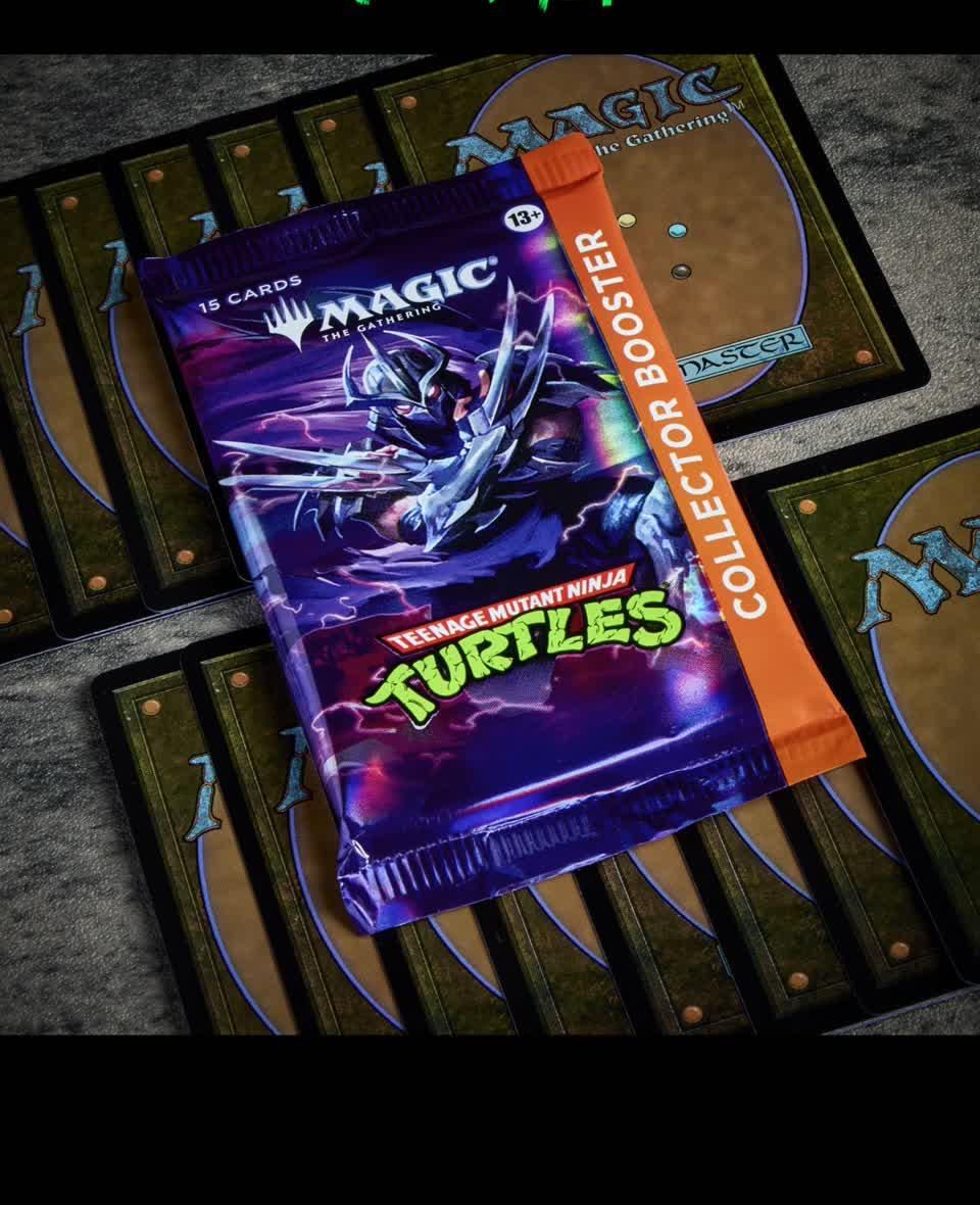 Collector Booster de Magic: The Gathering TMNT sendo aberto