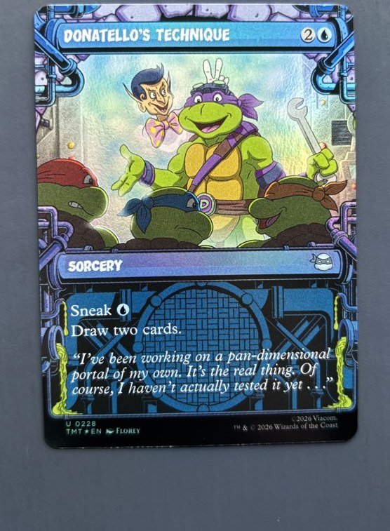 Carta Donatello's Technique com arte alternativa em estilo quadrinho, indicada por uma estrela no rodapé, do set Magic: The Gathering TMNT