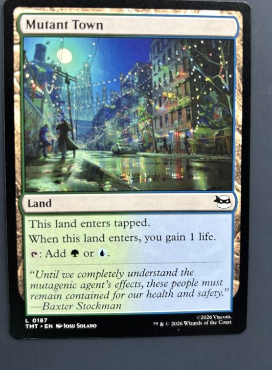 Carta de terreno Mutant Town, land dupla verde e azul do set Magic: The Gathering Teenage Mutant Ninja Turtles