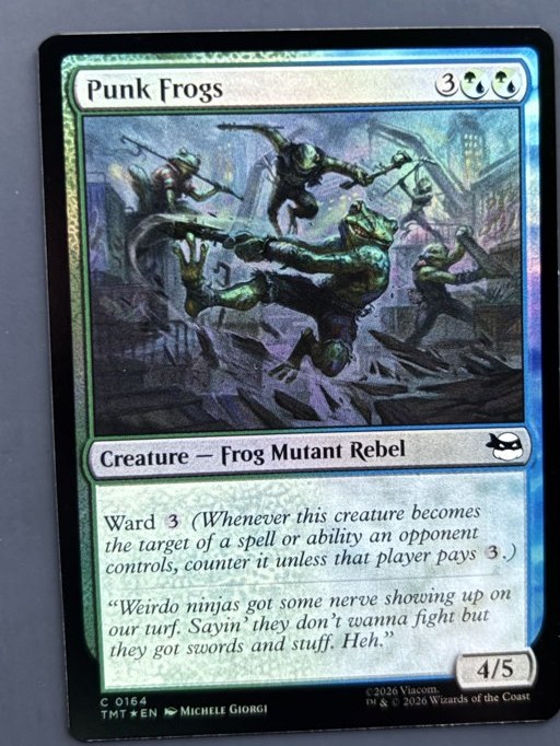 Carta Punk Frogs com acabamento foil de showcase, do set Magic: The Gathering Teenage Mutant Ninja Turtles